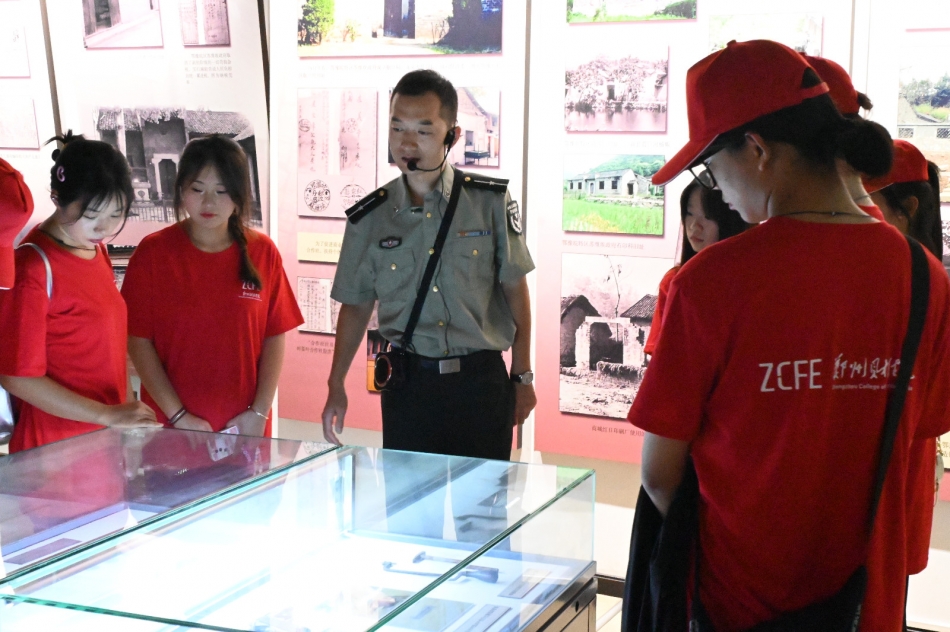 团队成员走进信阳市鄂豫皖革命纪念馆追寻红色记忆，学习革命精神.jpg